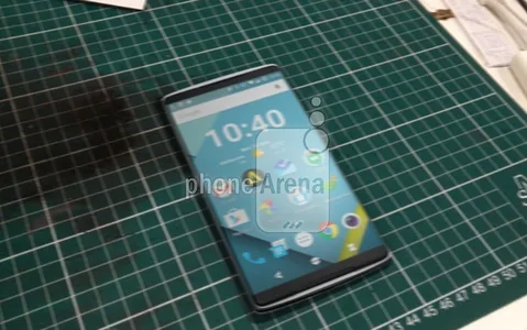 OnePlus 2 hem önden hem arkadan görüntülendi