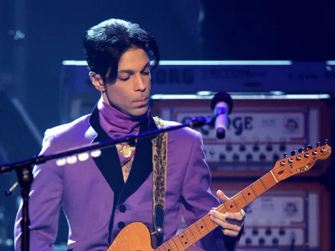 Prince şarkılarını Spotify, Rdio ve Deezer’dan çekti