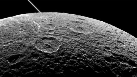 NASA Satürn’ün uydusu Dione’yi yakından gösteren yeni bir fotoğraf yayınladı