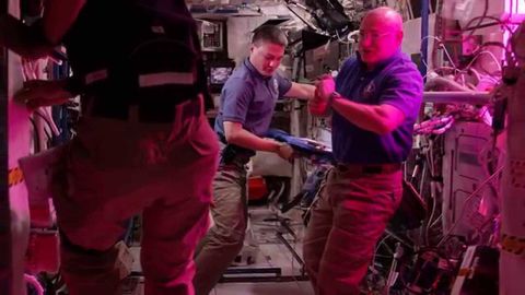 Astronot Scott Kelly uzayda yetişen kırmızı marulun tadına baktı