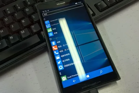 Microsoft’un gelecek amiral gemisi Lumia 950 XL’in prototipi sızdı
