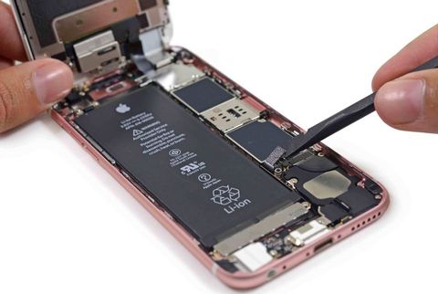 iPhone 6s söküm işlemi 2 GB RAM varlığını doğruluyor