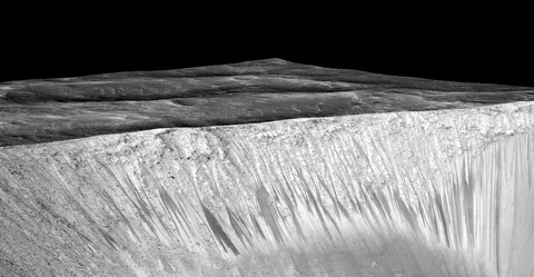 NASA Mars’ın yüzeyinde sıvı hâlde su buldu