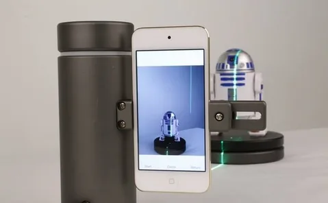 eora 3D tarayıcı akıllı telefon ve yeşil lazer ile nesneleri tarıyor