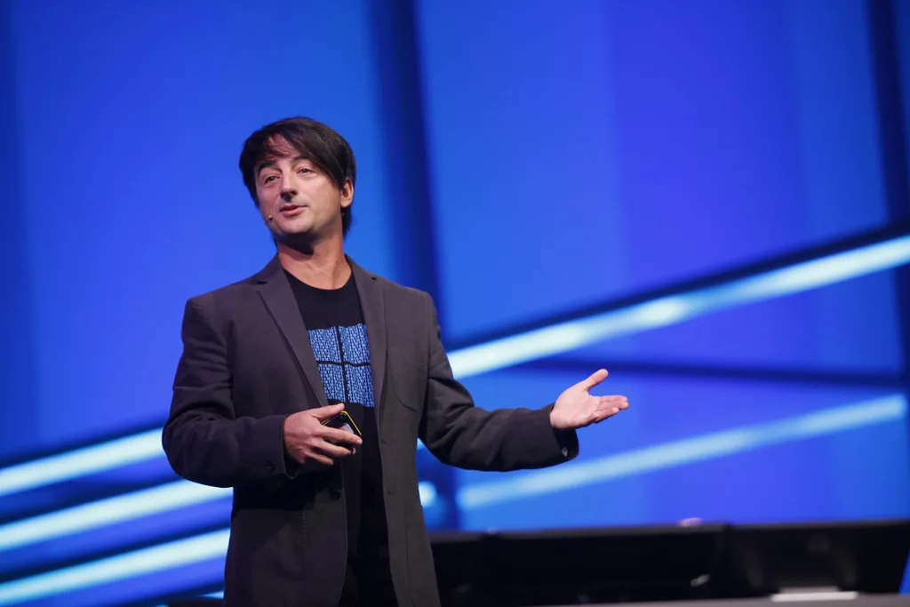 Joe Belfiore izin döneminde iPhone kullanıyor