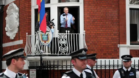 İngiliz polisi Julian Assange’ın sığındığı Ekvador büyükelçiliğinin önünden çekildi