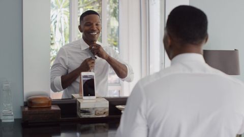 Apple’ın yeni iPhone 6s reklamlarında Jamie Foxx ve Stephen Curry boy gösteriyor