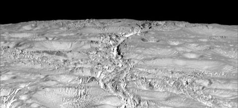NASA Satürn’ün uydusu Enceladus’un yeni fotoğraflarını yayınladı