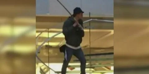 Adamın biri samuray kılıcıyla Apple Store’a daldı