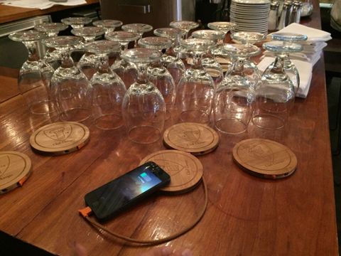 ChefCharger akıllı telefon şarj ünitesi bardak altlığı olarak da kullanılabiliyor