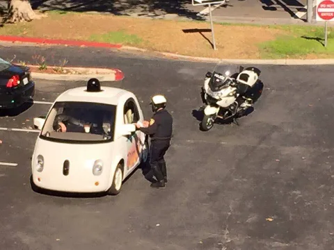 Google’ın sürücüsüz otomobili çok yavaş gittiği için polis tarafından durduruldu