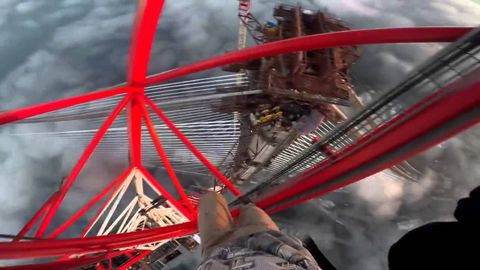 Video: Üçüncü köprü inşaatına gizlice tırmanan gençleri izleyin