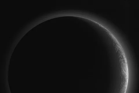 NASA Plüton’un hilal görünümündeki etkileyici fotoğrafını yayınladı