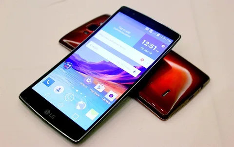 LG kavisli akıllı telefonu ile Galaxy S6 edge’e rakip olacak