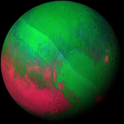 NASA’dan yeni bir renkli ve uçuk Plüton fotoğrafı