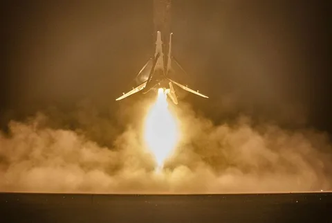 SpaceX Falcon 9’un başarılı kalkış ve inişinin fotoğraflarını yayınladı