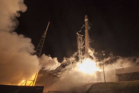 SpaceX Falcon 9’un başarılı kalkış ve inişinin fotoğraflarını yayınladı