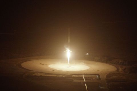 SpaceX Falcon 9’un başarılı kalkış ve inişinin fotoğraflarını yayınladı
