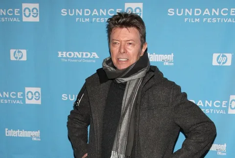David Bowie 69 yaşından kanser nedeniyle hayatını kaybetti