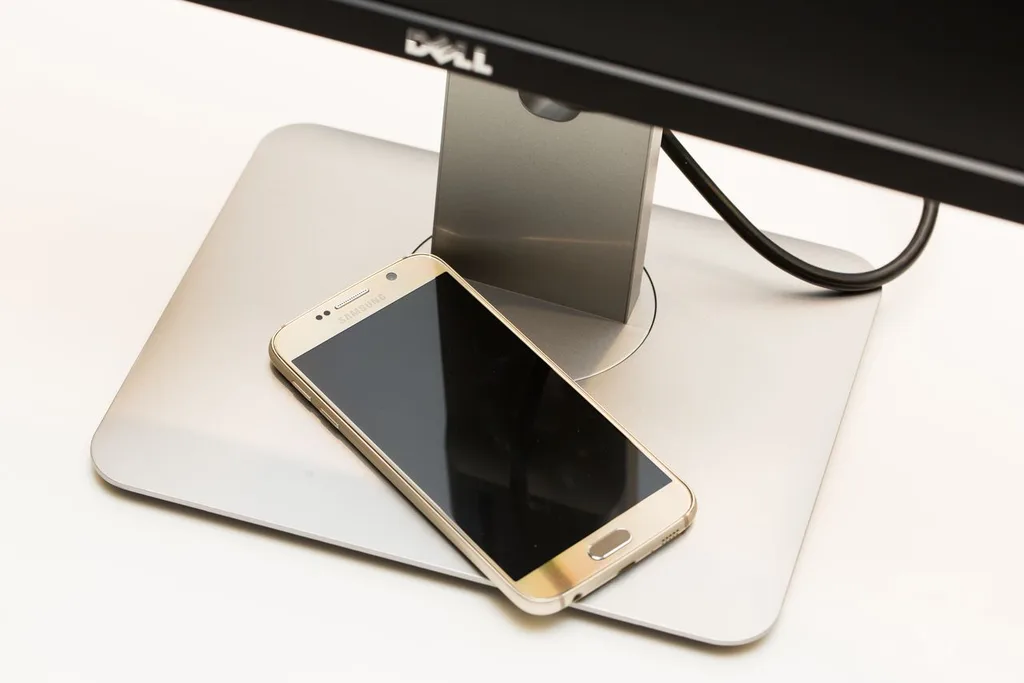 Dell yeni kablosuz monitörüyle telefonlara kablosuz şarj imkanı sunuyor