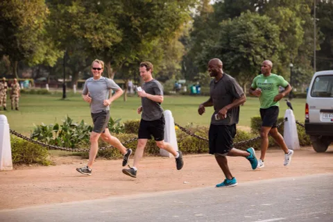 Mark Zuckerberg takipçilerine koşmalarını tavsiye ediyor