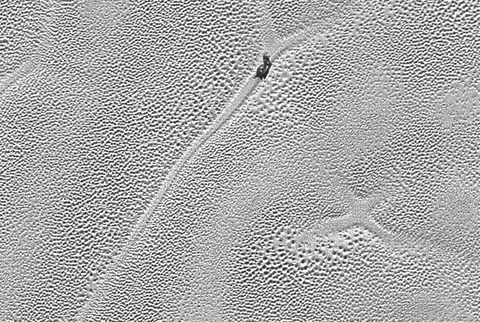 NASA’nın yüksek çözünürlüklü fotoğrafları Plüton’un lav lambası yüzeyini gösteriyor