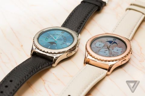 Samsung Gear S2 Classic için platinum ve roze altın renk seçenekleri