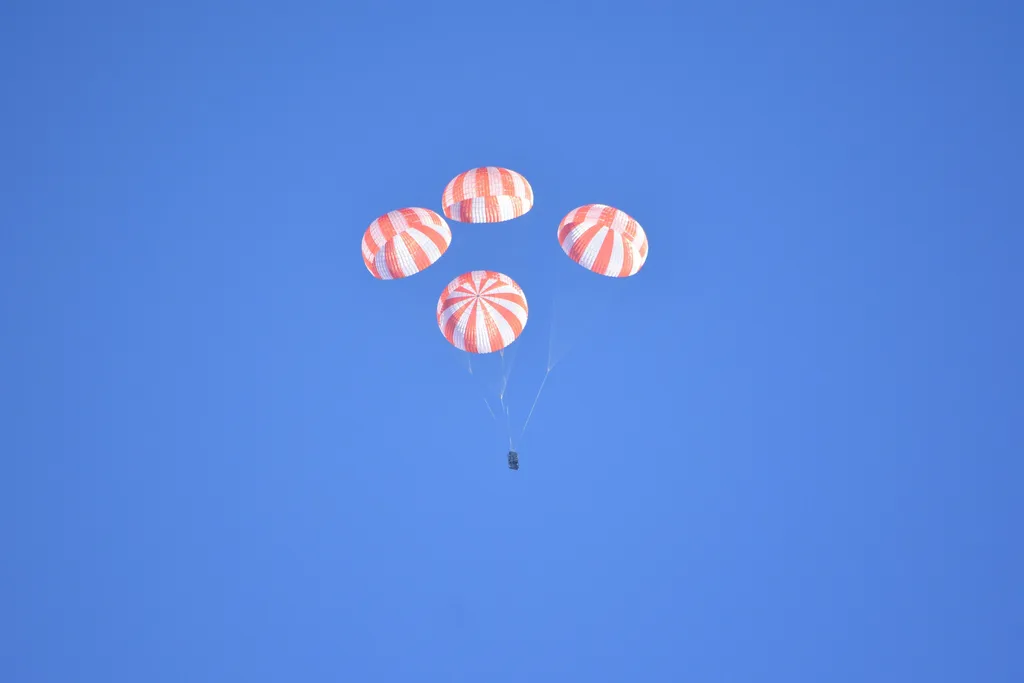 SpaceX Dragon kapsülü için paraşütlü iniş sistemini test ediyor