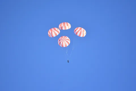 SpaceX Dragon kapsülü için paraşütlü iniş sistemini test ediyor