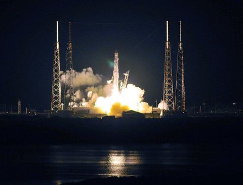 Falcon 9 denize dik şekilde inmeyi yine başaramadı, ama görev başarılı oldu