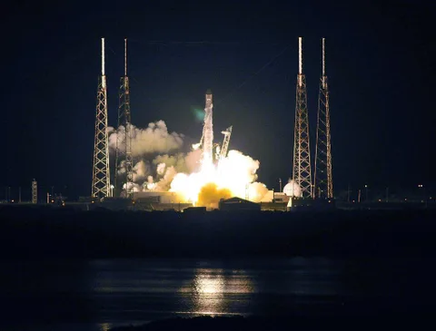 Falcon 9 denize dik şekilde inmeyi yine başaramadı, ama görev başarılı oldu