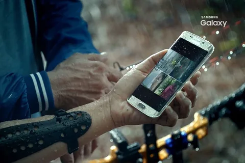 Samsung Galaxy S7 videosu suya dayanıklı olduğunu ve kablosuz şarjı doğruluyor