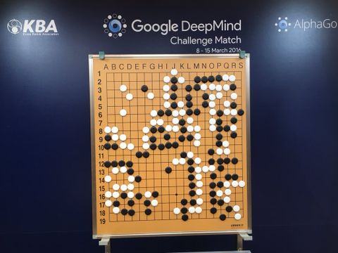 AlphaGo efsanevi Go oyuncusunu mağlup etmeyi başardı