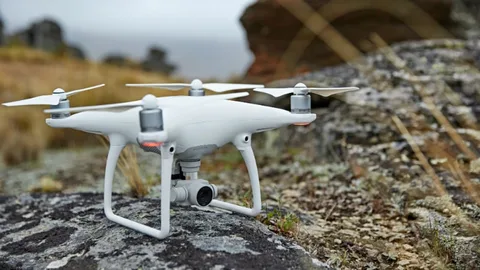 DJI Phantom 4 tanıtıldı, kendi kendine hedef takibi yapabiliyor