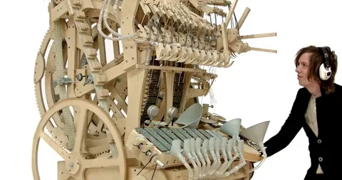 Marble Machine farklı enstrümanları mermerlerle birleştiriyor