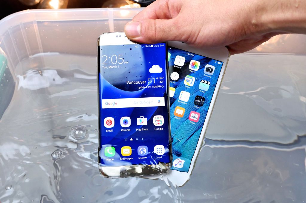 Galaxy S7 edge vs. iPhone 6s Plus: Suya dayanıklılık testi – Video