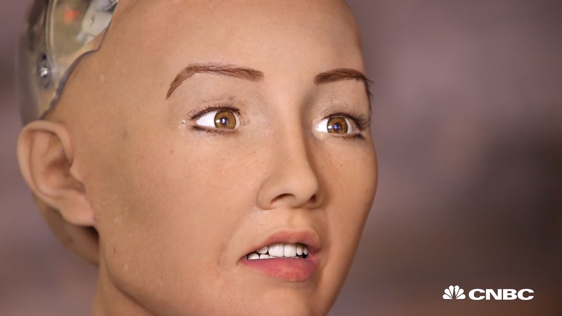 Sophia robot insansı yüz ifadeleriyle dikkat çekiyor