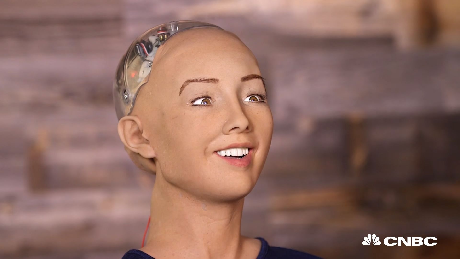 Sophia robot insansı yüz ifadeleriyle dikkat çekiyor