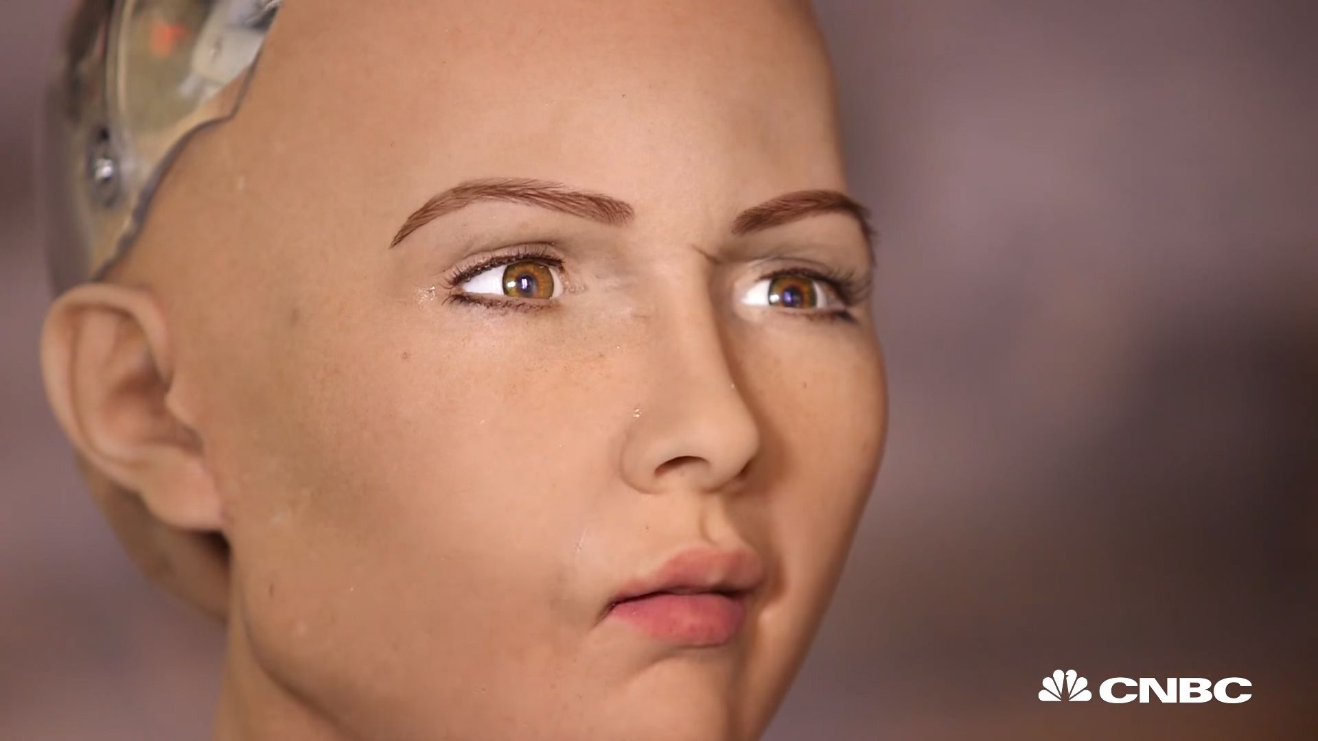 Sophia robot insansı yüz ifadeleriyle dikkat çekiyor