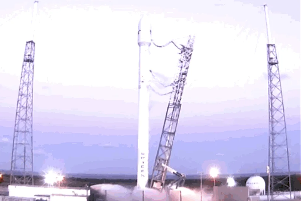 SpaceX’in roketi Falcon 9 yeni denemesinde yüzen gemiye sert iniş yaptı