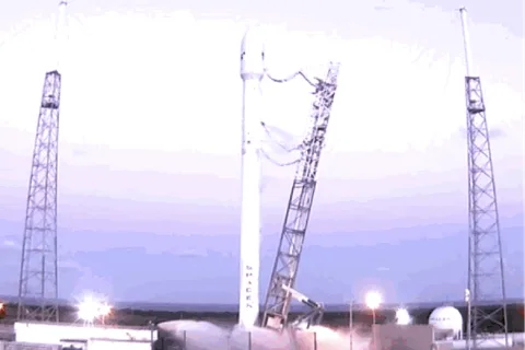 SpaceX’in roketi Falcon 9 yeni denemesinde yüzen gemiye sert iniş yaptı