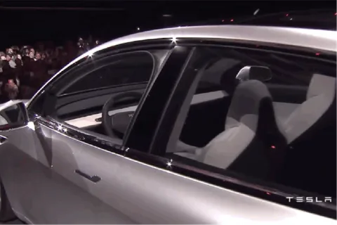 Tesla Model 3 uzay gemisi kullanma hissi verecek