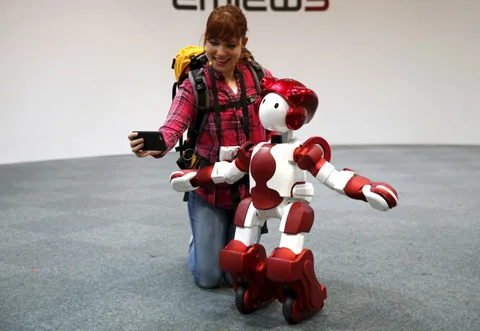 Hitachi EMIEW3 ile Pepper’a rakip oluyor
