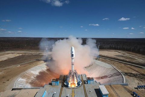 Rusya yeni uzay üssünden ilk roketini fırlattı