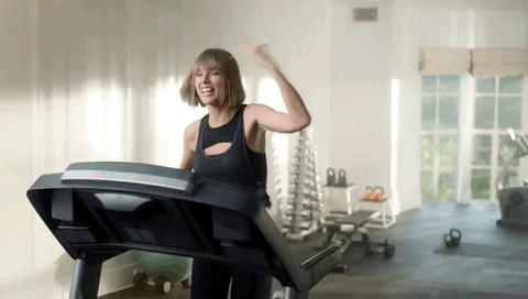 Taylor Swift Apple Music reklamında boy gösteriyor