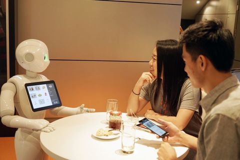 SoftBank’in insansı robotu Pepper Pizza Hut’ta çalışacak