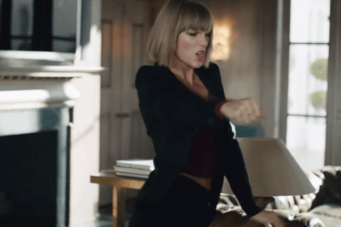Taylor Swift Apple Music reklamında The Darkness ile coşuyor