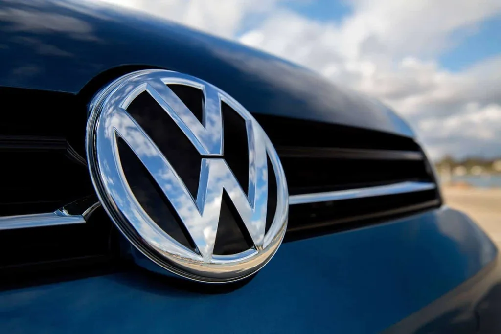 Volkswagen Volvo’nun bağlantılı otomobil servisini satın aldı