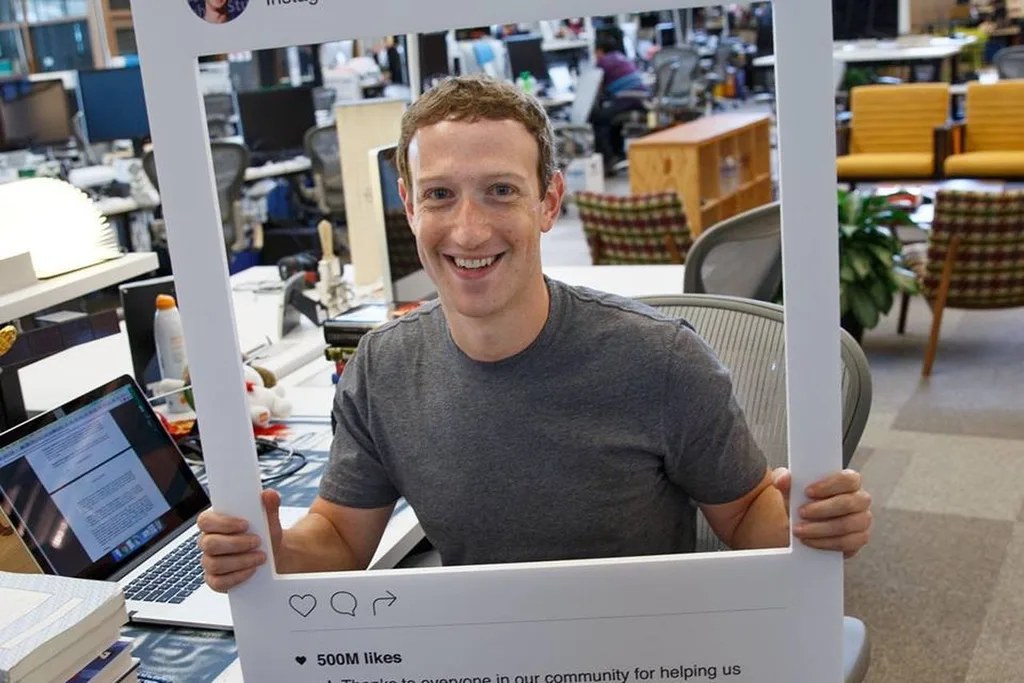 Mark Zuckerberg web kamerasının üstünü bantlıyor