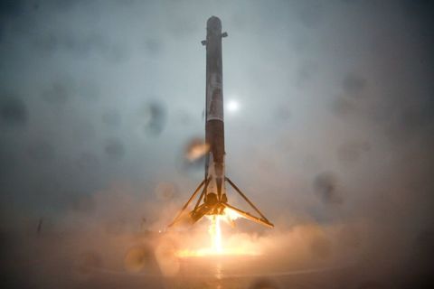 SpaceX Falcon 9 yere iniş sırasında parçalarına ayrıldı